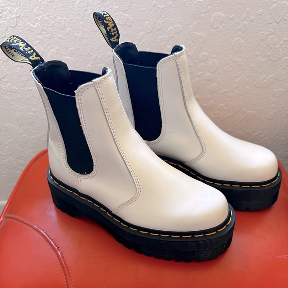 Dr Martens 2976 Smooth Leather Platform Quad Chelsea Boots in White unisex - Picture 3 of 16
